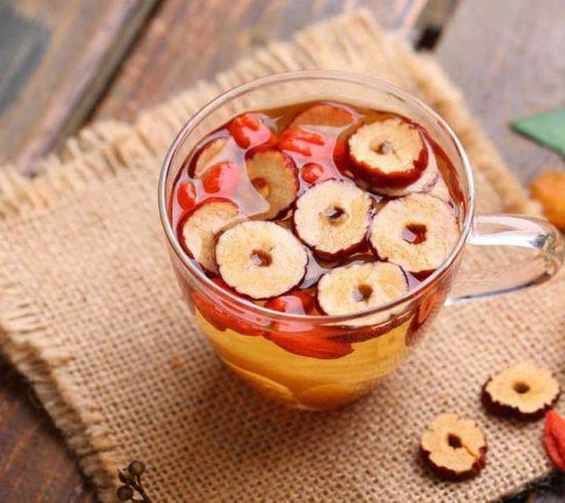 Top 10 loại trà thảo mộc dễ ngủ nên dùng 8 Trà táo đỏ.