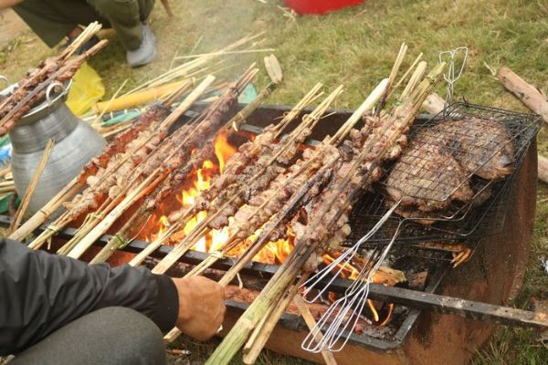 Cách ăn thịt trâu gác bếp chuẩn vị Tây Bắc 3 Nướng thịt trâu gác bếp trên than hoa.