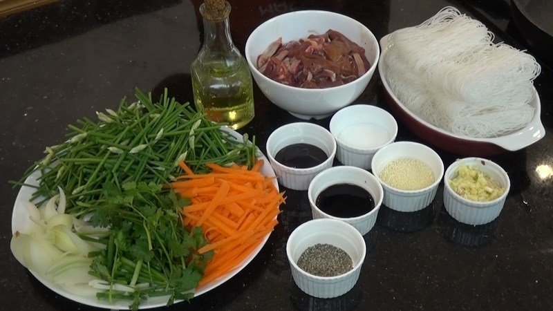 Các cách làm miến dong xào cực ngon không bị dính 1 Nguyên liệu của miến dong xào lòng gà.