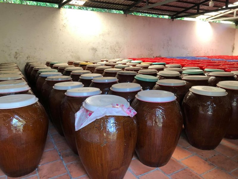 Bảo quản rượu ngâm lâu năm trong chum sành.